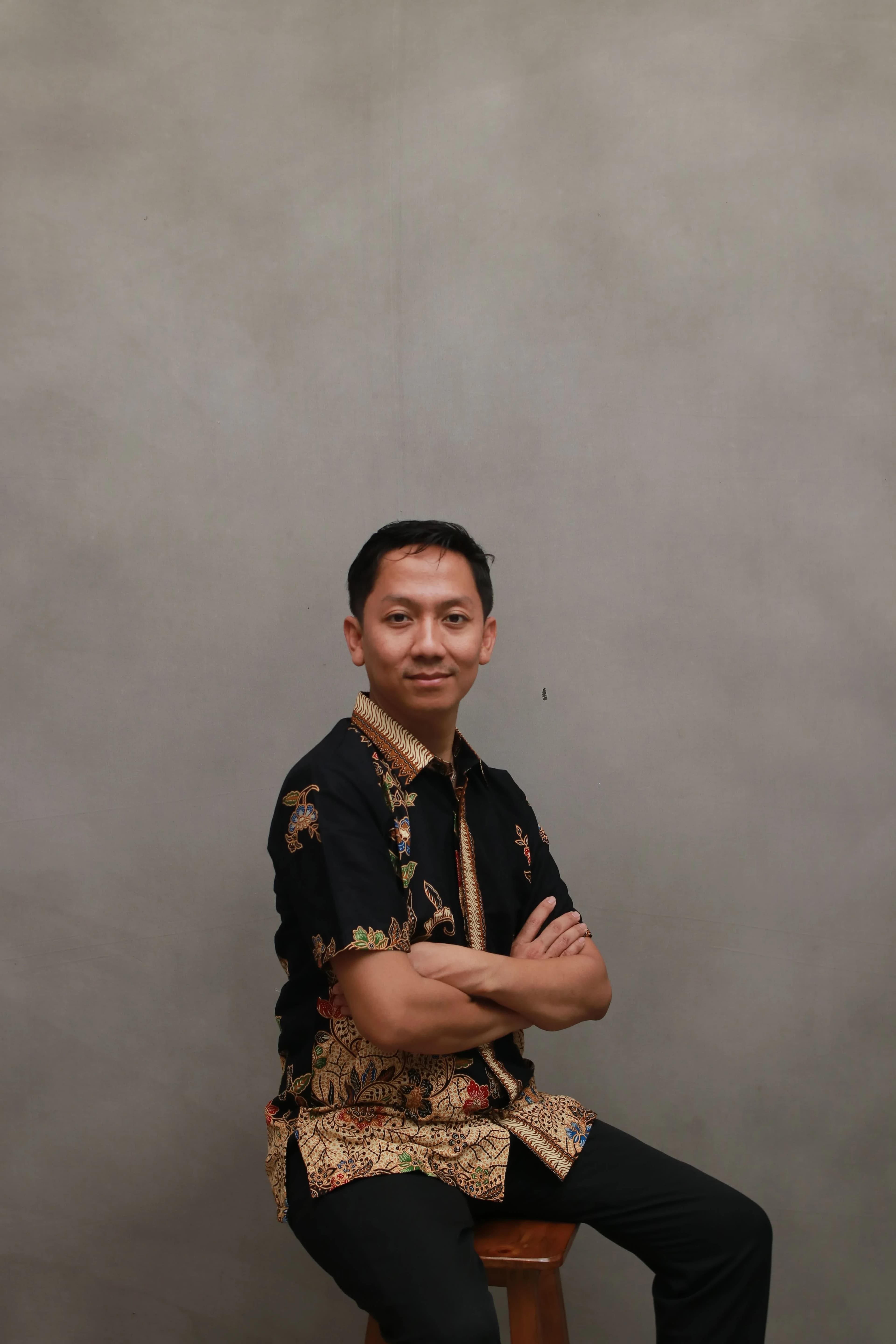 Mas Ridwan portrait — arms crossed